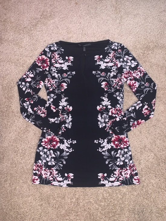 White House Black Market Tops - White House Black Market Women’s Black Floral Keyhole Elastic Long Sleeve Tunic
